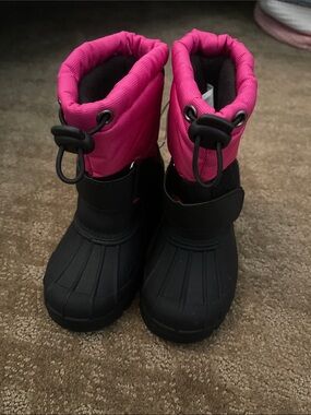 Brand new snow boots